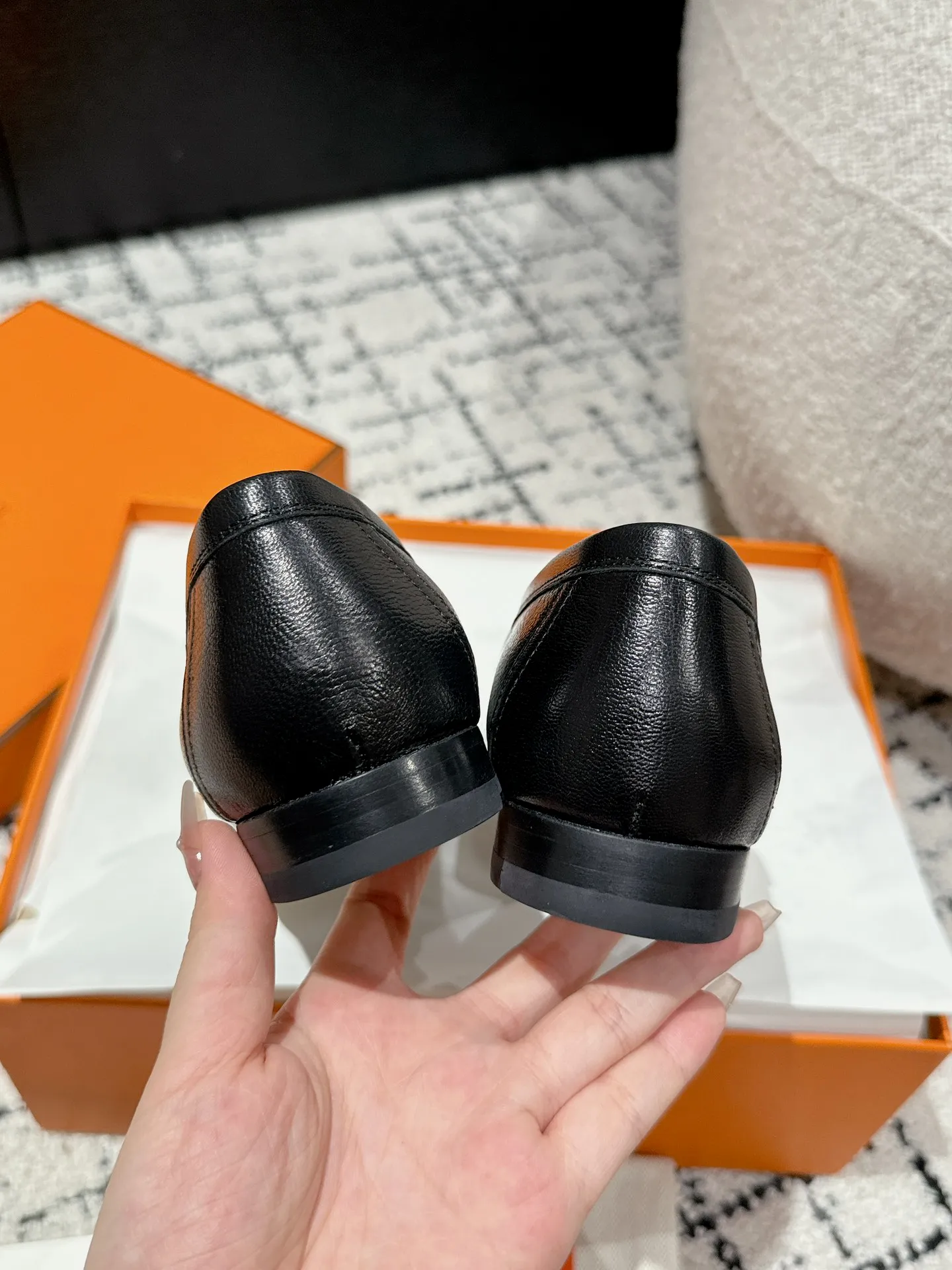 👟👟Ex-factory price 720👟👟 (top version) Hermes/25ss classic model is undoubtedly the leader in luxury goods. Every single product is very popular‼ ️Although the styles are few, they are more refined and more classic. They never go out of style. They are a brand that maintains and appreciates value. It is rare to have such a reputation in consumer goods sincerely! This pair of shoes is a classic style of this brand. It is decorated with metal buckles exclusive to Hermès. It is a classic that has become more and more beautiful over the course of history. We will bring out some goods from the channel in small quantities! The leather feels very, very soft and feels like baby skin! Feel the luxury! Supplies are huge! ✔️Material: imported sheepskin upper ✔️Inner lining/foot pads: imported sheepskin ✔️Outsole: genuine leather ➕tpu bottom ⚠️ ✔️Size: 35/36/37/38/39 (40/41/42 can be ordered)